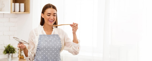 persona degustando comida